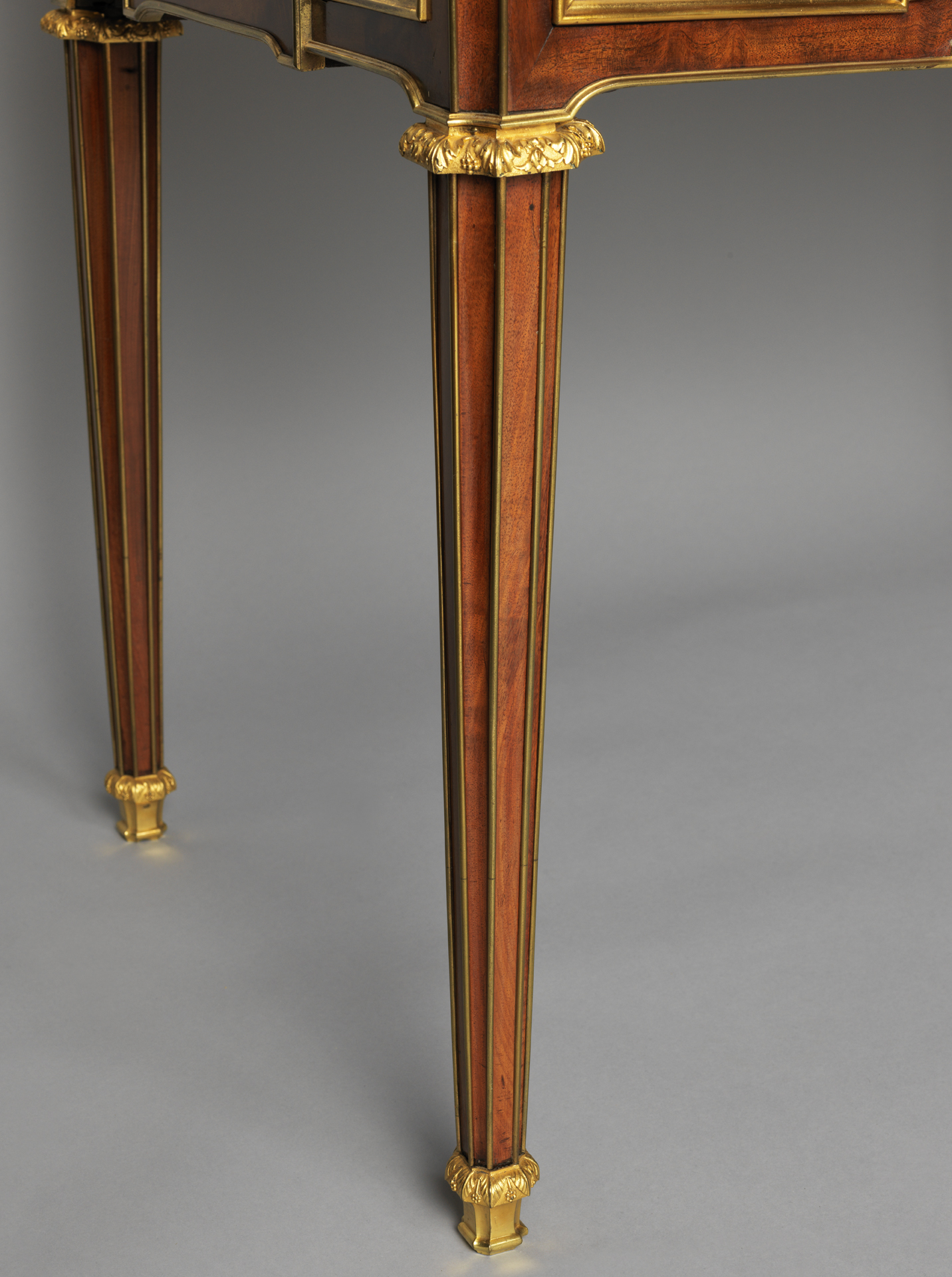 Cylinder desk leg detail