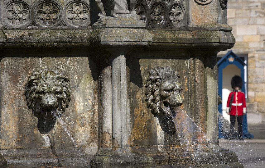 Fountain at Palace of Holyroodhouse Fountain at Palace of Holyroodhouse