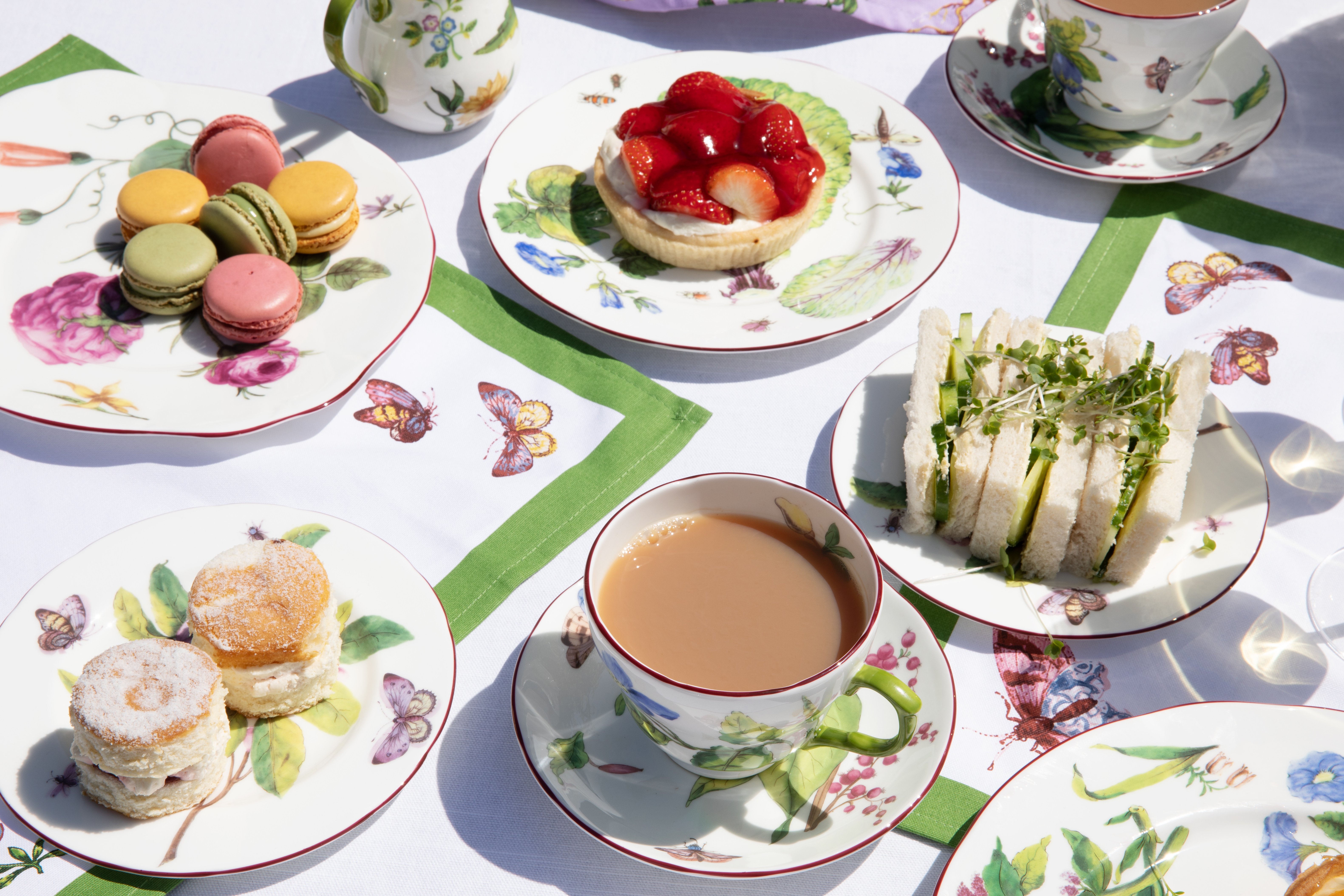 The Chelsea Garden green and white napkins being used with Chelsea Porcelain plates for a picnic