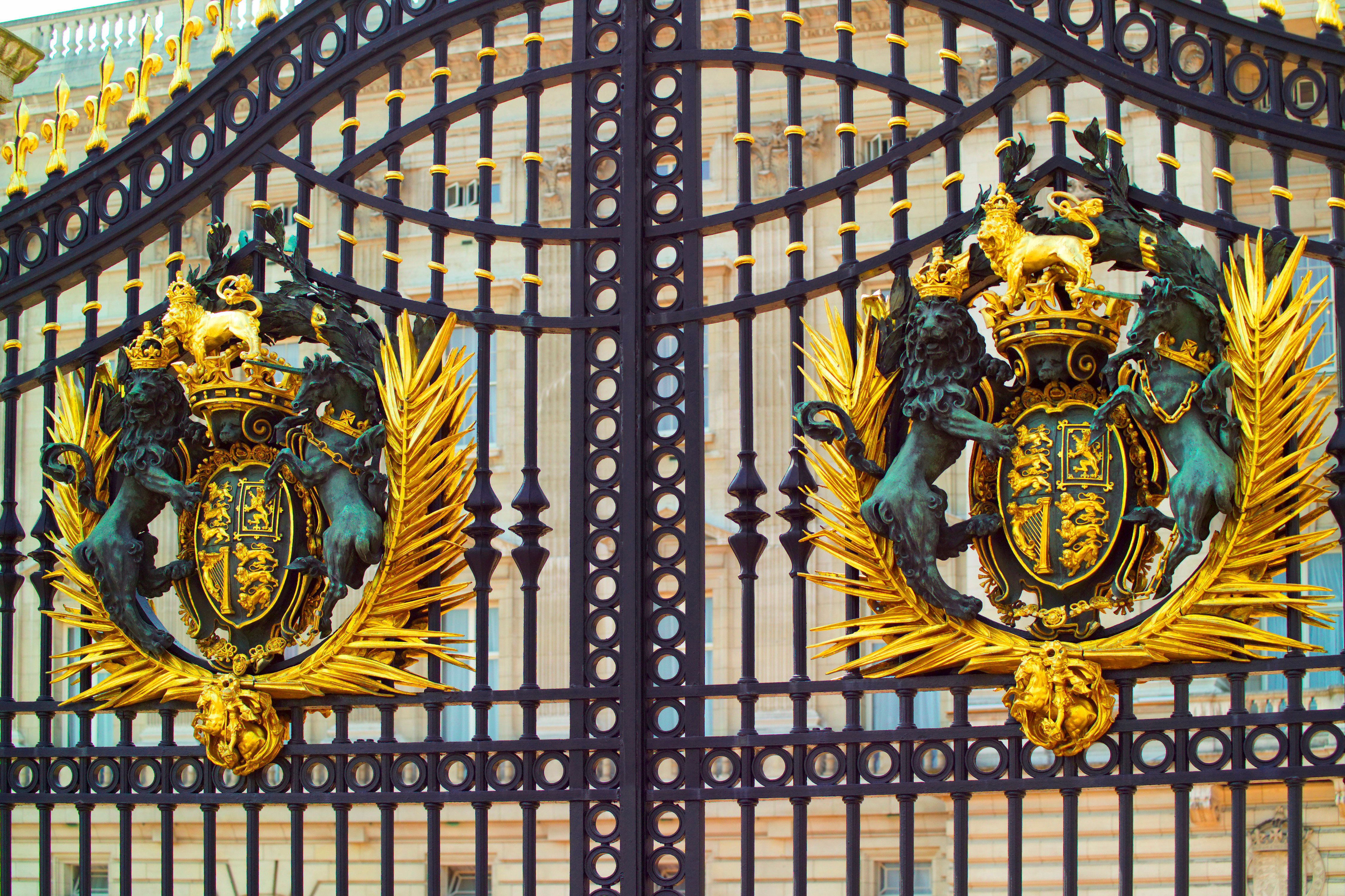 The exterior gates at Buckingham Palace feature oil gilding.