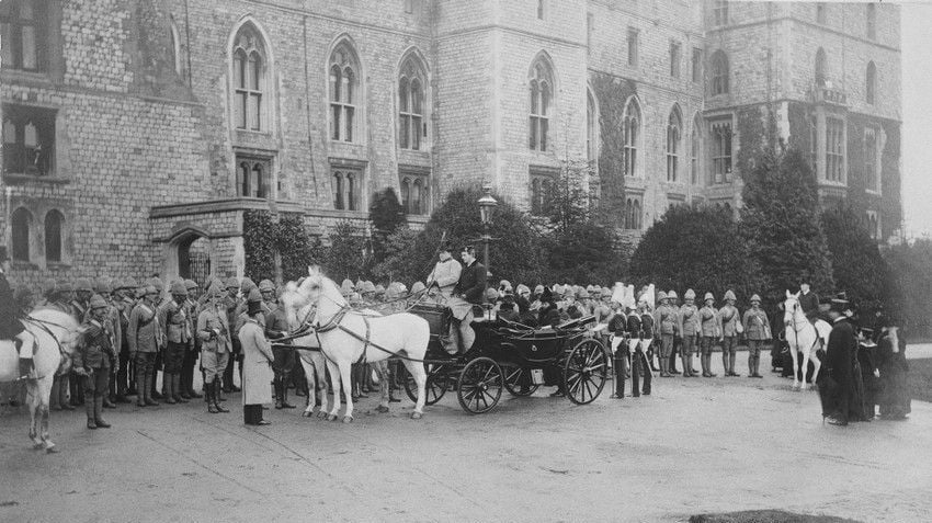 Queen Victoria inspecting the 1st Life Guards at Windsor Castle, 1900 Queen Victoria inspecting 1st Life Guards at Windsor Castle, 1900