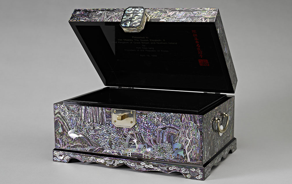 Jewellery box presented to Queen Elizabeth II in April 1999 by President Kim Dae-Jung (RCIN 74640). A box with mother of pearl.