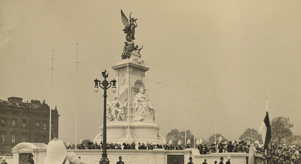 Unveiling ceremony for the Queen Victoria Memorial, outside Buckingham Palace (RCIN 2113593)