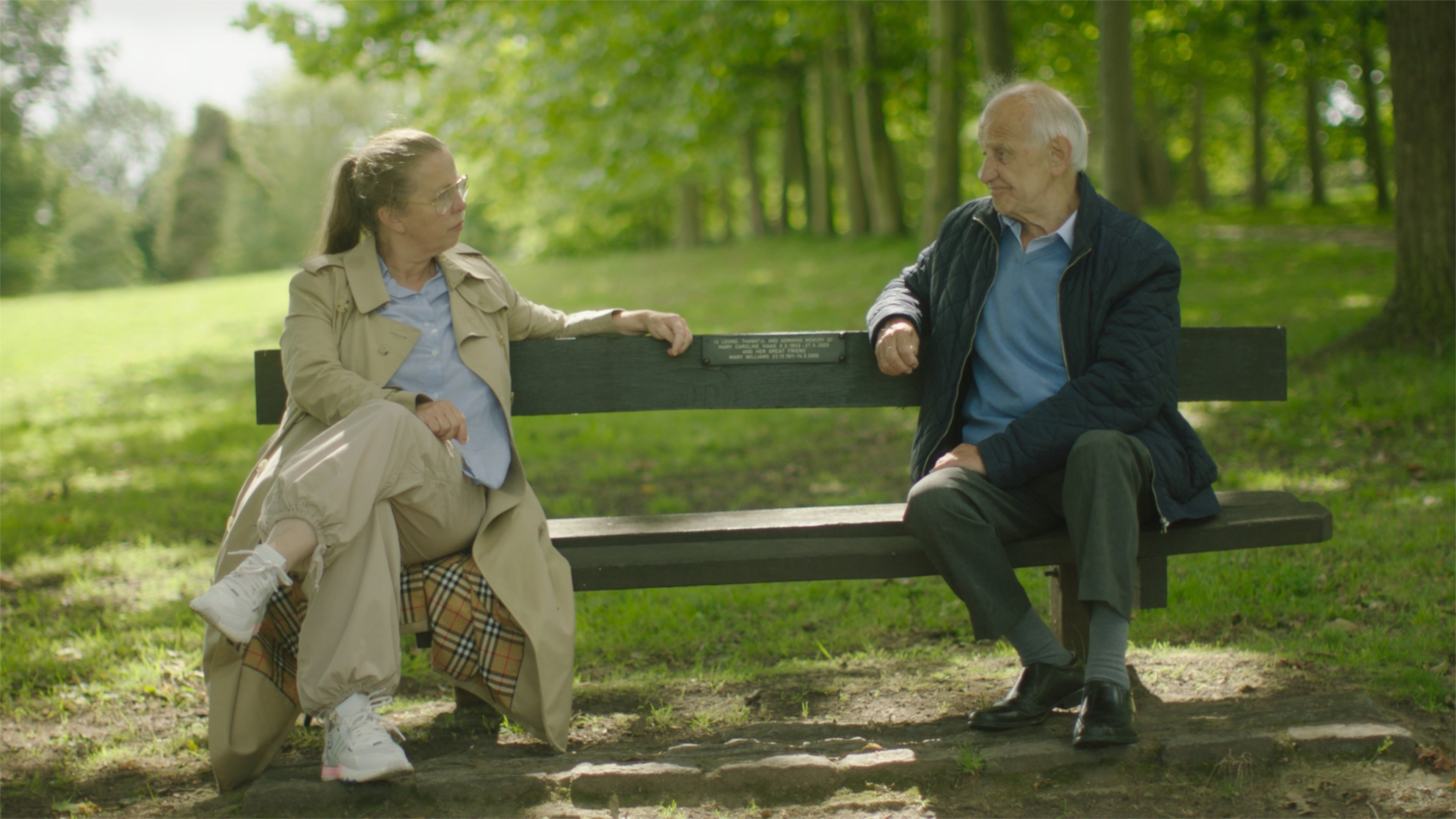 Jenny Saville and Zigi Shipper seated on a park bench