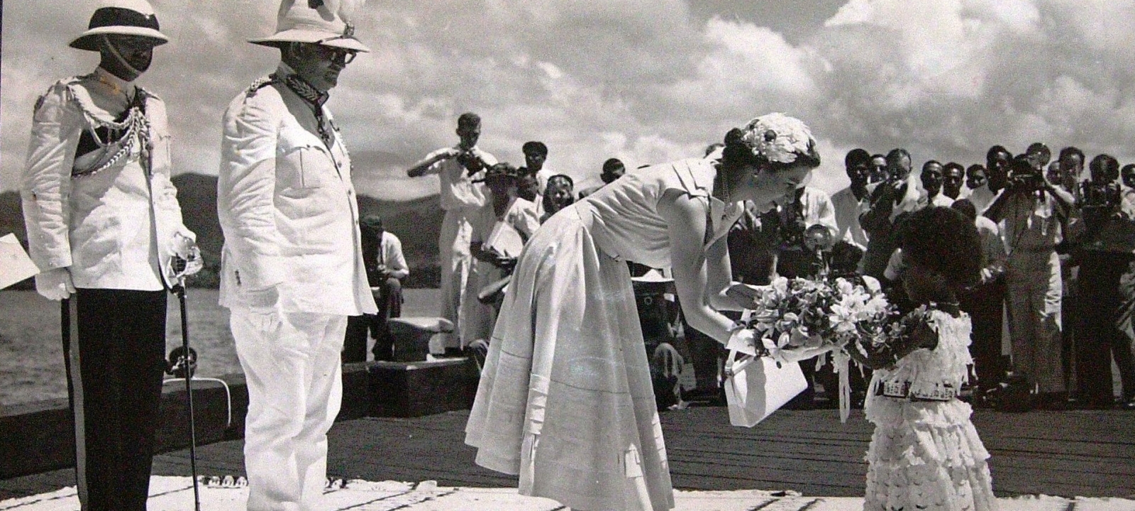 Adi Kainona presents The Queen with a bouquet of Fijian flowers