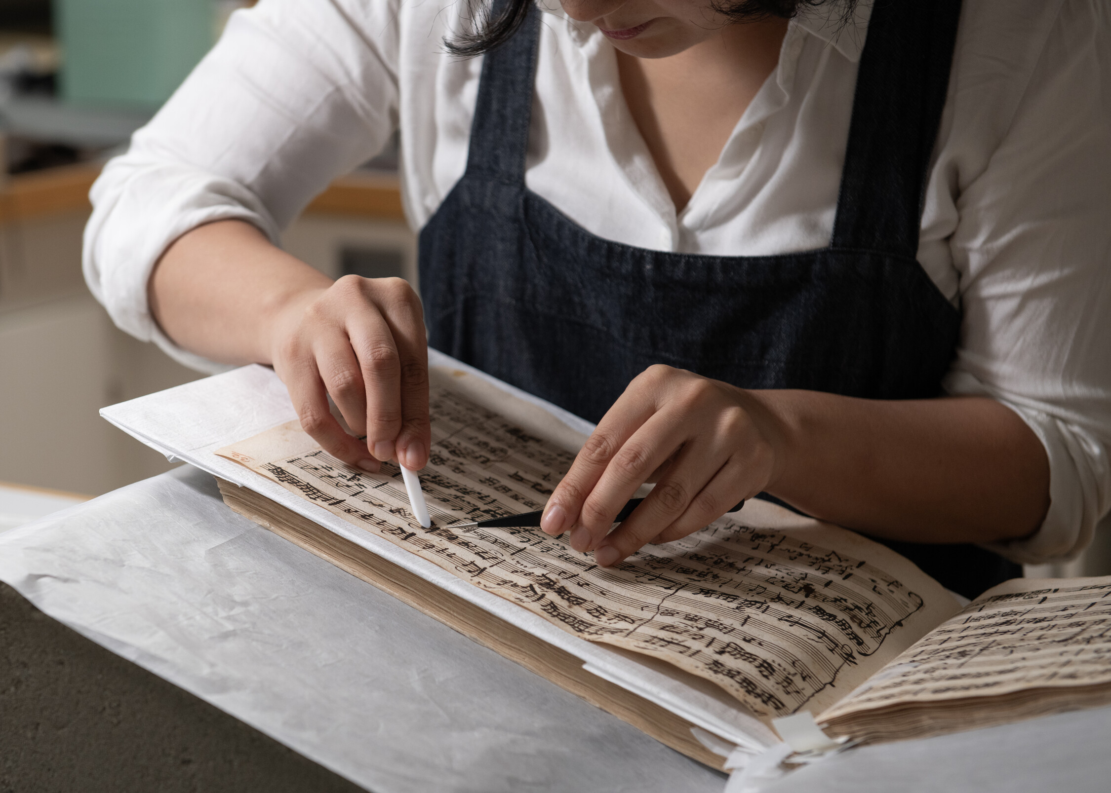 Mito Matsumaru, Senior Conservator of Archives, Manuscripts and Books working on Mozart's manuscript