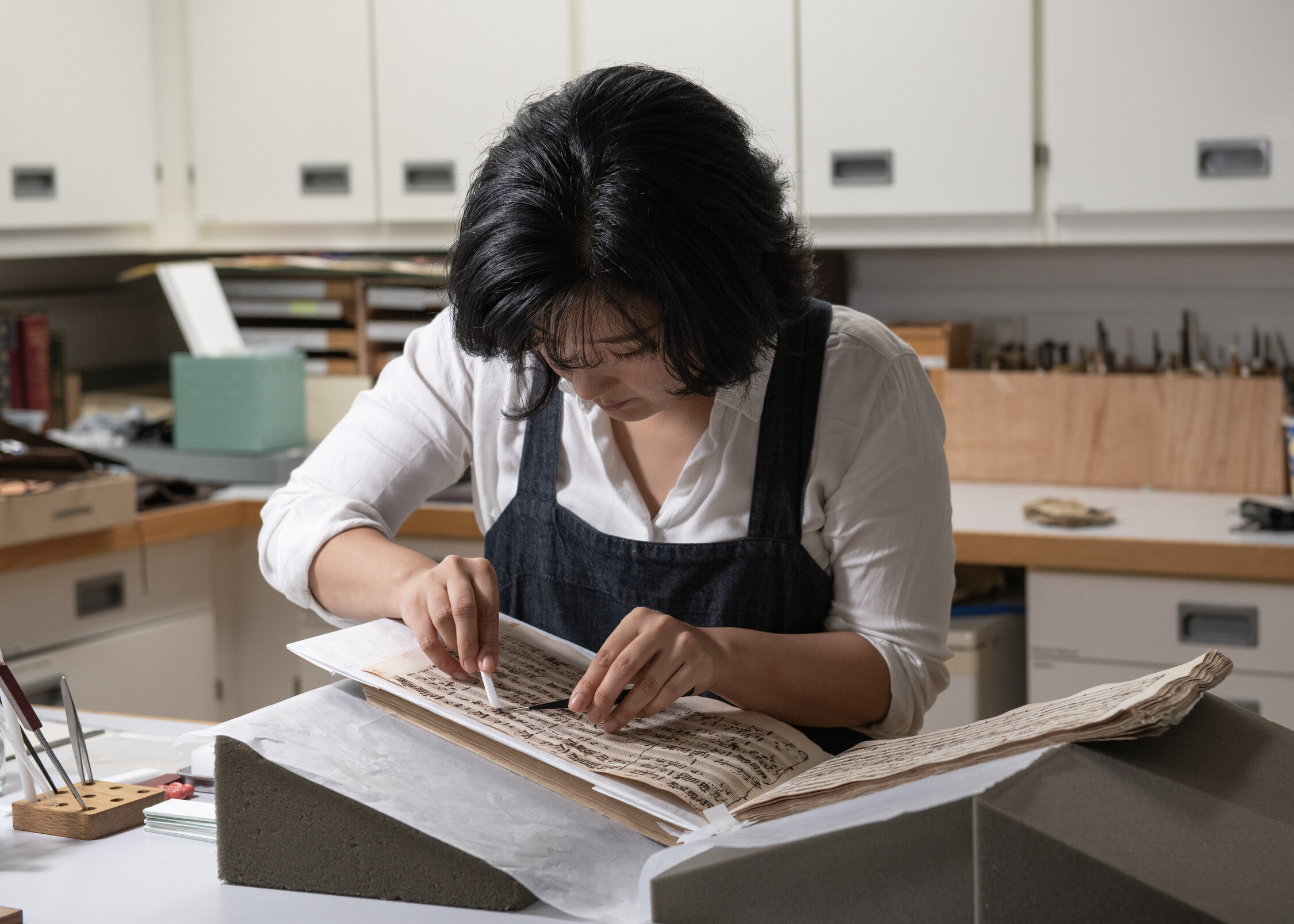 Mito Matsumaru, Senior Conservator of Archives, Manuscripts and Books working on Mozart's manuscript