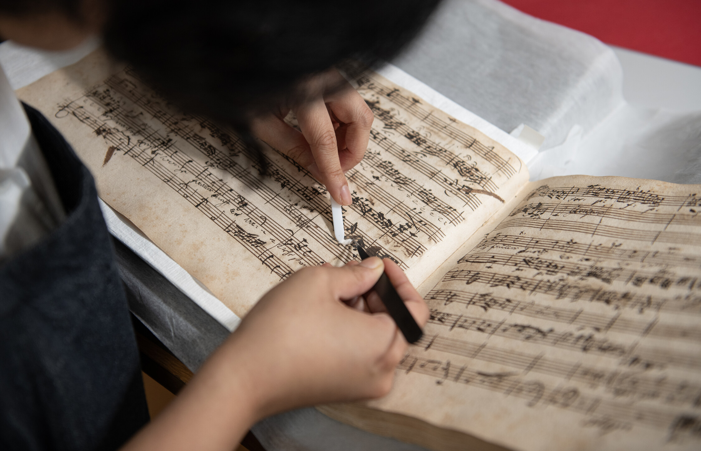 Mito Matsumaru, Senior Conservator of Archives, Manuscripts and Books working on Mozart's manuscript