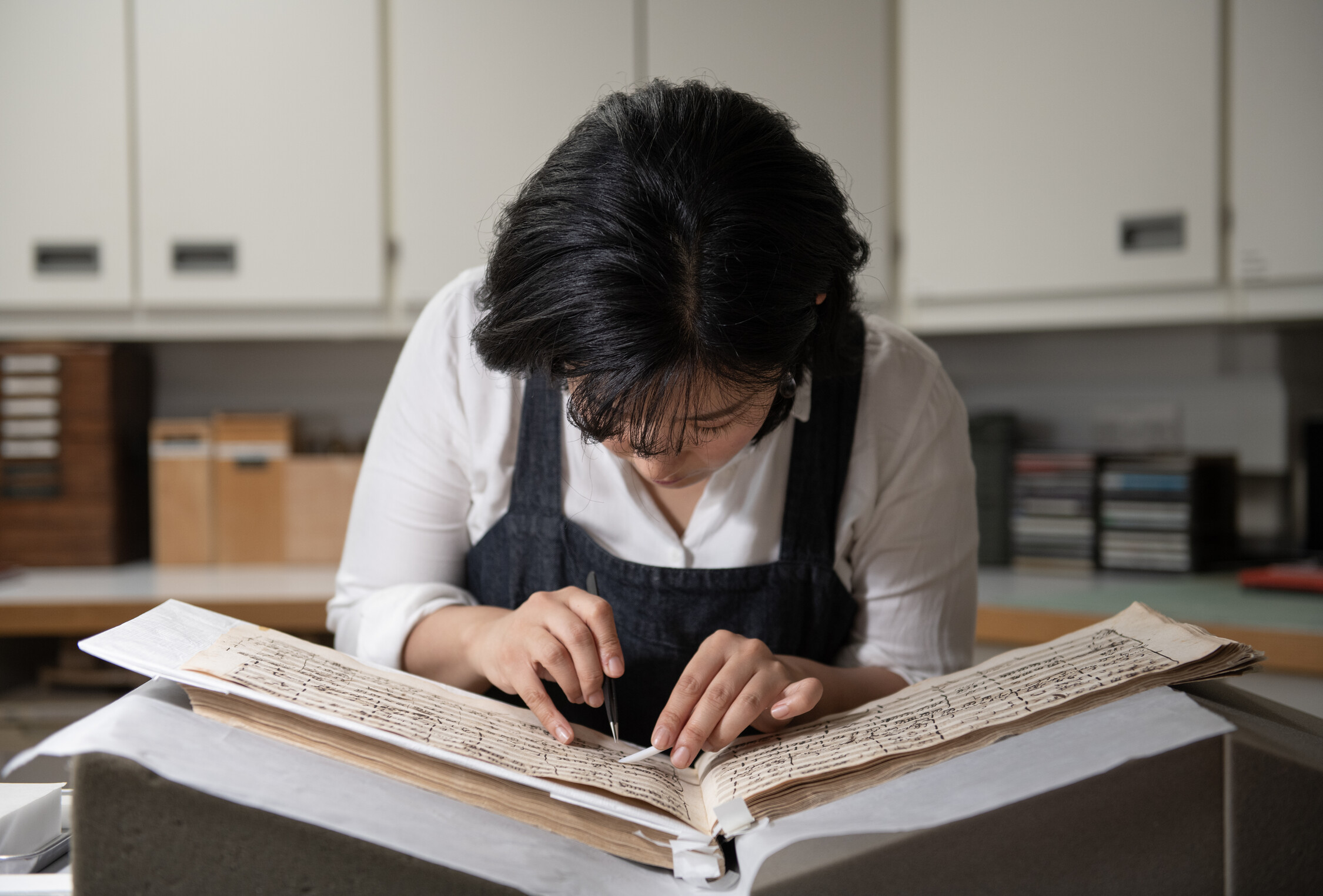 Mito Matsumaru, Senior Conservator of Archives, Manuscripts and Books working on Mozart's manuscript