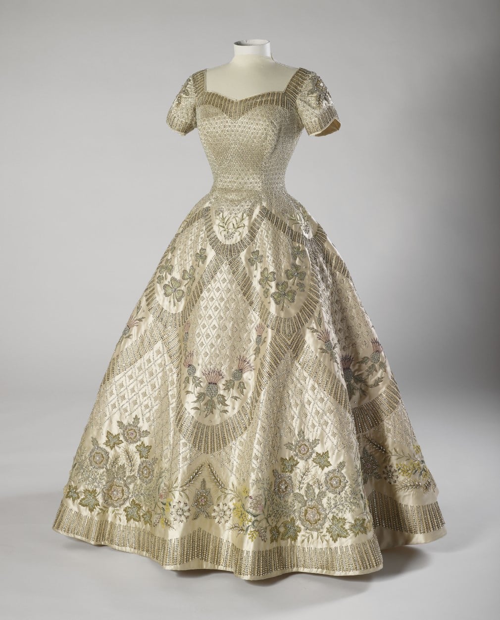 Queen Elizabeth II's Coronation Dress 1953 Queen Elizabeth II's Coronation Dress