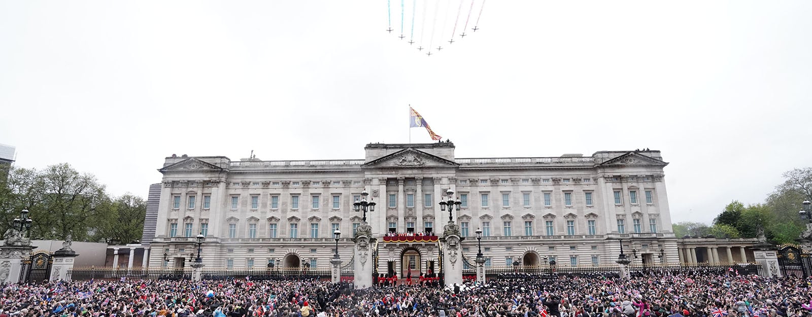 The front façade of Buckingham Palace