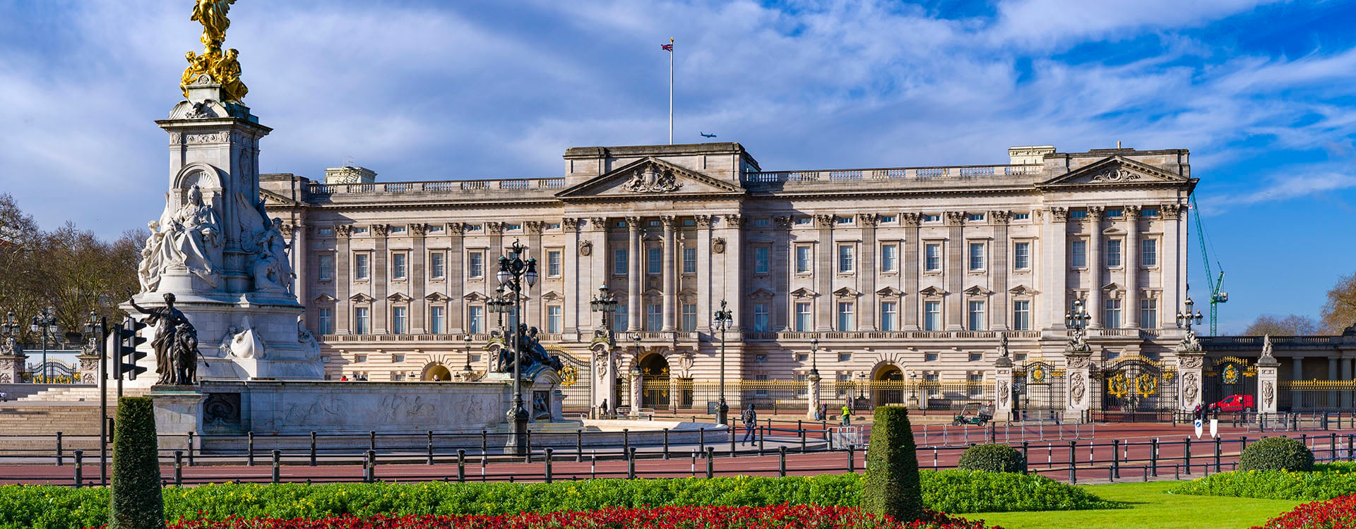 The front facade of Buckingham Palace