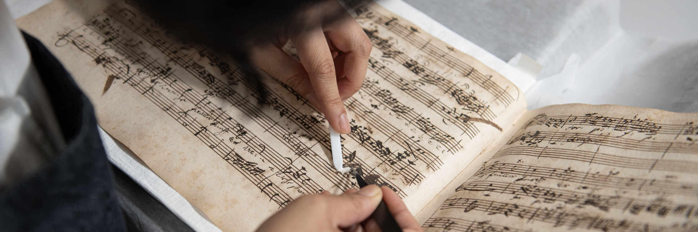 Mito Matsumaru, Senior Conservator of Archives, Manuscripts and Books working on Mozart's manuscript
