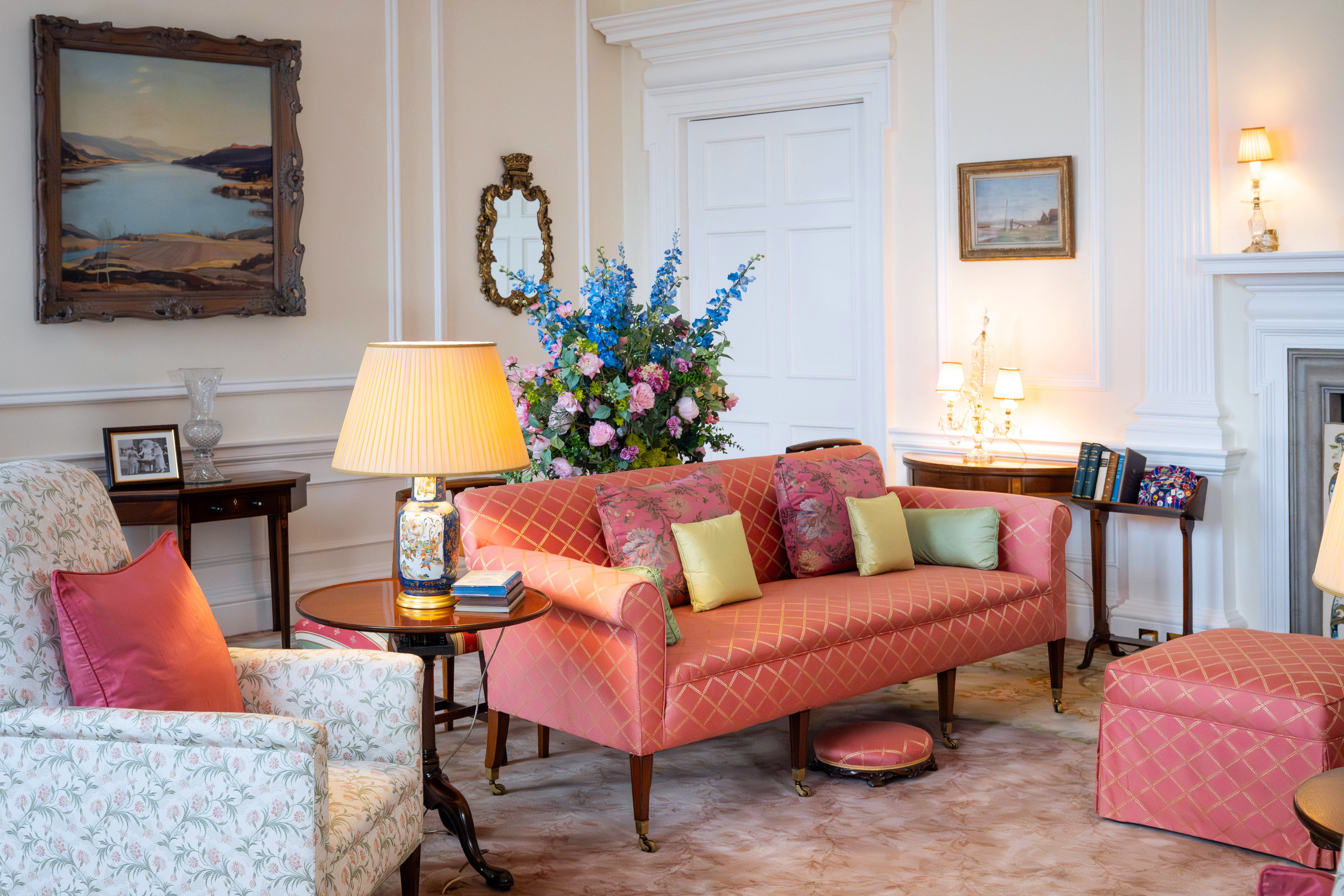 A sitting room with a pink sofa