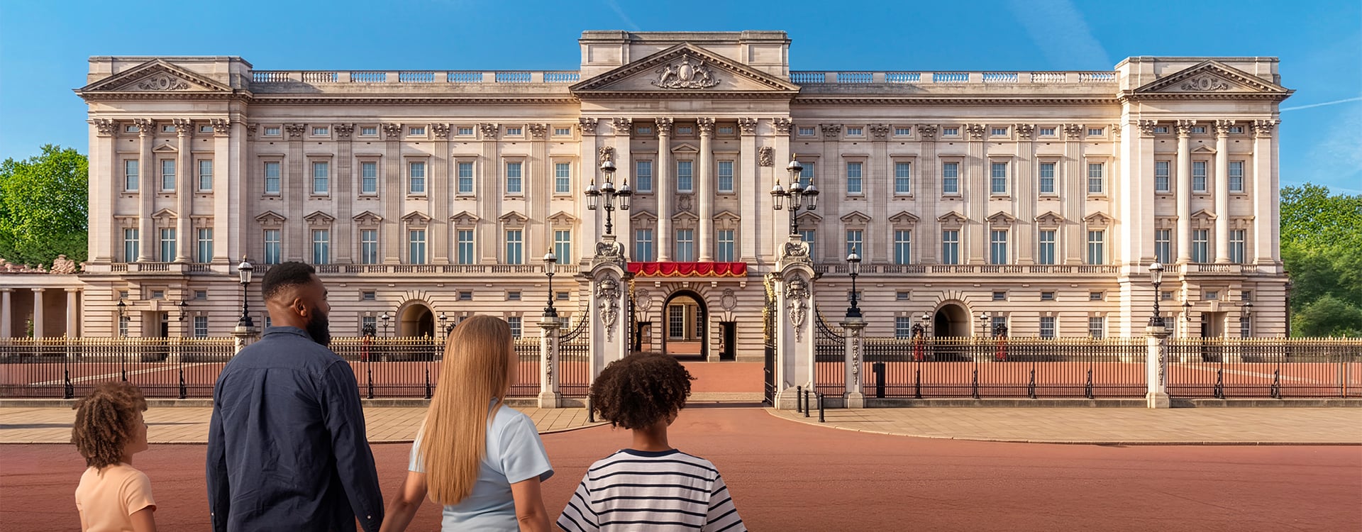 The front façade of Buckingham Palace