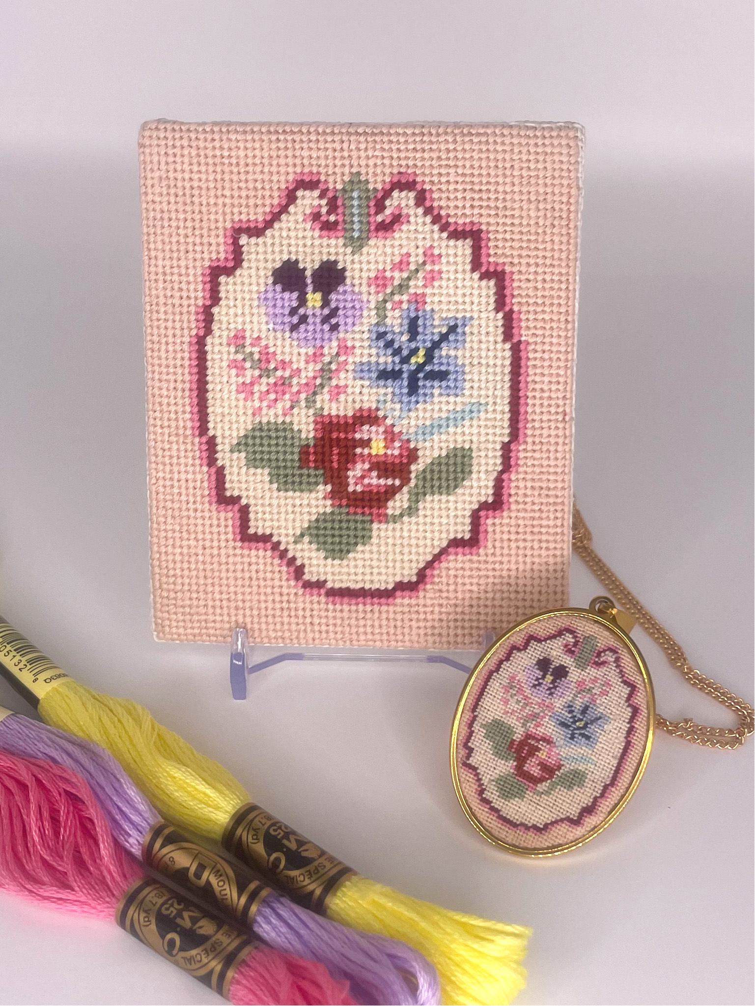 Wildflower posy motif that students will be taught to stitch in this course.