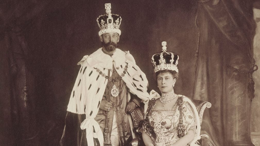 Photograph of George V and Queen Mary in their coronation robes
