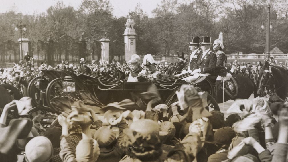 The King's Silver Jubilee Drive through London