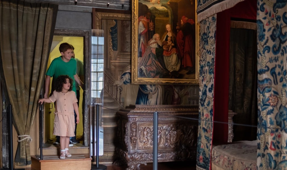 A family entering Mary, Queen of Scots' Bedchamber