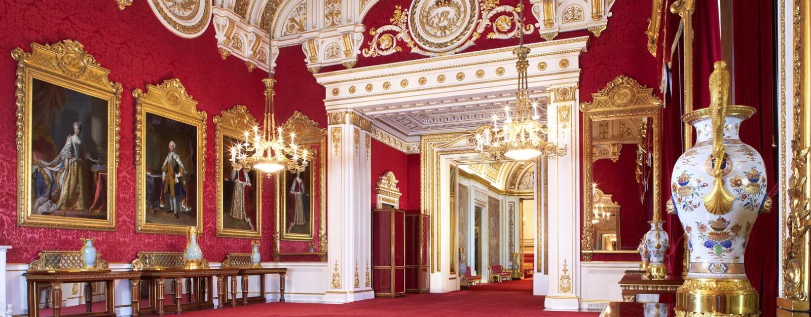 The State Dining Room in Buckingham Palace