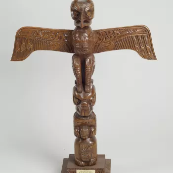 This totem pole, carved by the First Nations of Canada's north-west coast, features the mythical thunderbird Tsoona at the top, with its wings outstretched. The Thunderbird is believed to bring life, and to create thunder by flapping its wings.