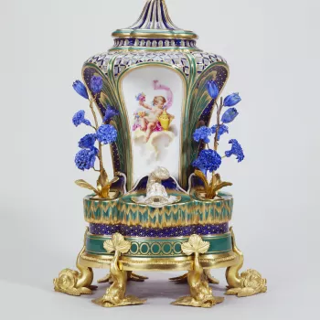 The vase has two ground colours and is richly gilded. The predominant ground colour is dark blue (bleu lapis) overlain by a repeating pattern of gold crosses (formed by five dots) within a circle of dots; the subsidiary colour is a plain apple green. It i