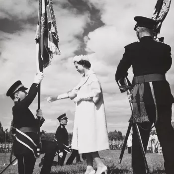 Photograph of HM Queen Elizabeth II (b.1926) presenting colours to le Royal 22 R&eacute;giment&nbsp;on the Plains of Abraham, Quebec City, 1959.
The regiment's colours&nbsp;include a beaver, representing service to Canada, and a crown, representing servic