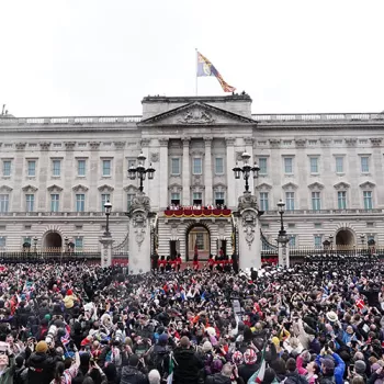 Buckingham Palace front with a crowd
